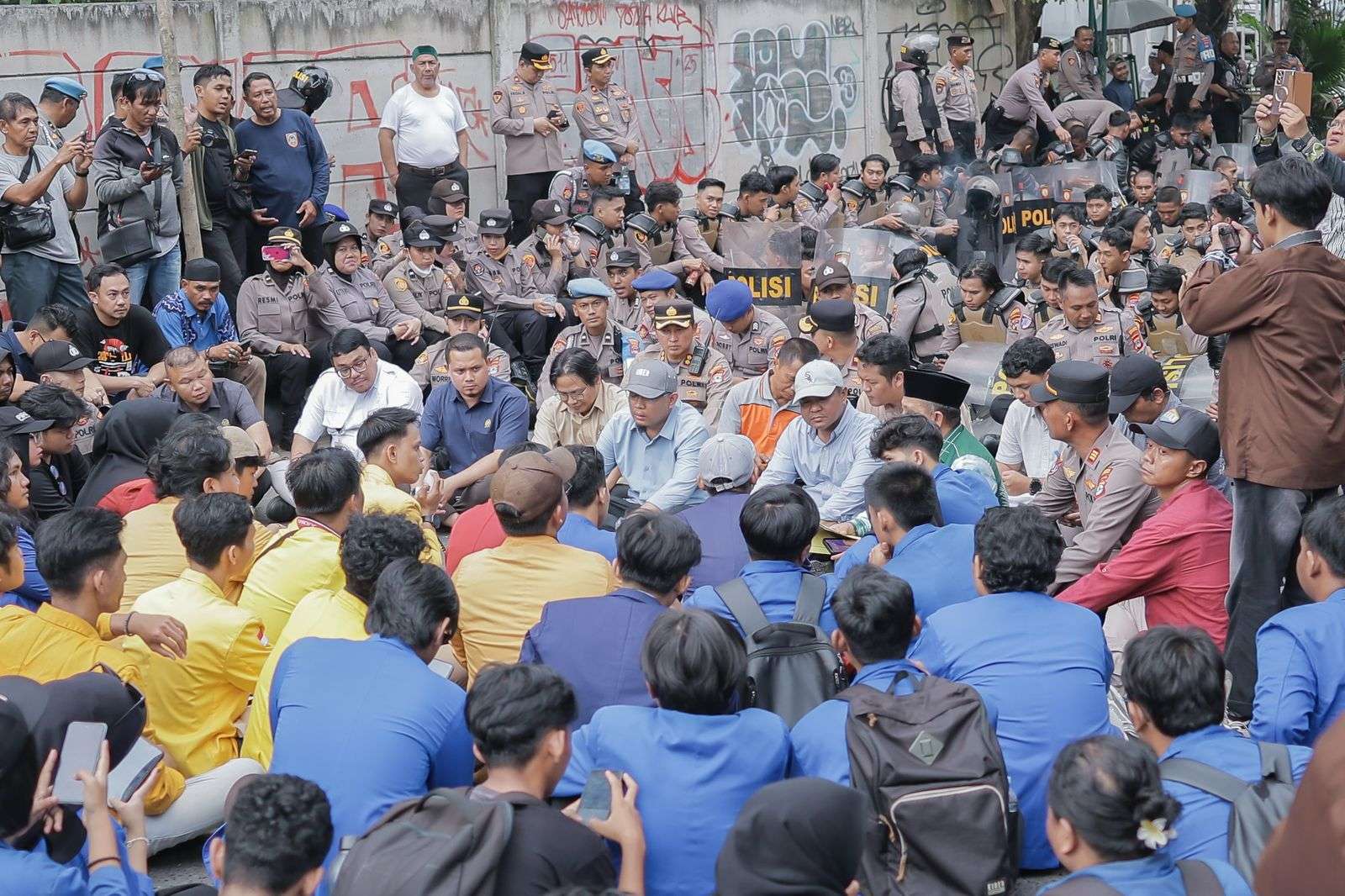 DPRD Kalsel Terima Aksi Massa Bertajuk “Indonesia (C)Emas